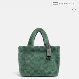 Coach Tote 22 In Signature Shearling